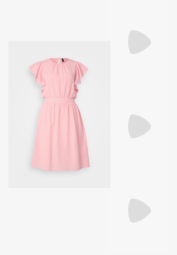 Rozā kleita, izgatavota no viegla auduma, ar plandošām piedurknēm, apaļu kakla izgriezumu un elastīgu jostu, lai nodrošinātu brīvu piegriezumu.; Melnas laka ādas apavi ar norādītu purngalu, blokveida papēdi un potīšu jostu, saskaņoti ar pelēkām ribotām kāju sildītājām un brūnu zamšādas svārku.; Melna ādas plecu soma ar gludu tekstūru, izliekta forma, regulējama siksna un rāvējslēdzēja aizdare. Minimālistisks dizains bez rotājumiem.; Sudraba divu joslu gredzens ar gludu, pulētu virsmu. Iezīmējas ar plūstošu, izliekta dizaina struktūru ar pārklājošām sekcijām modernam izskatam.