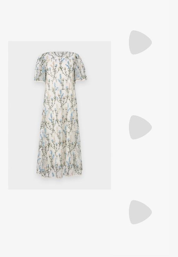 Prozračna bela obleka s cvetnim vzorcem modrih in bež cvetov, kratkimi napihnjenimi rokavi in A-linijo. Dekorativna vezenina po celotni obleki.; Črne usnjene črpalke s koničastim nosom, nizko peto in gladko teksturo. Imajo rahlo odprtino spredaj in minimalno opremo zadaj.; Črne želvje sončne očala s pravokotnimi lečami, rjavim odtenkom, debelim okvirjem in zlatim dvojnega G logotipom na obročku.; Zlata torbica s pomičnim šalom v pravokotni obliki, z zasukano verižico in kovinskim zapiranjem, ki odseva svetlobo z teksturirano površino.