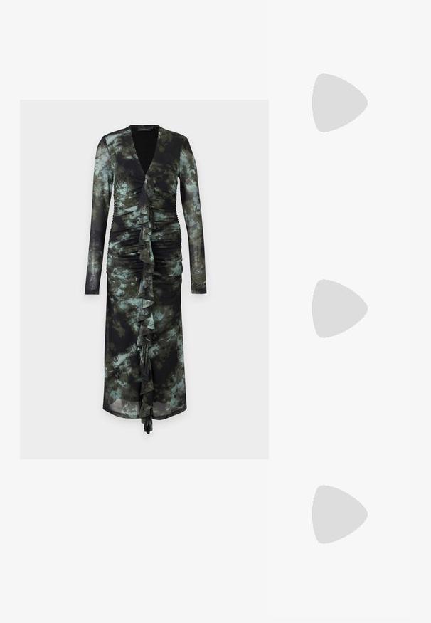 Šaty s dlouhým rukávem v černé a zelené barvě s tie-dye vzorem, s hlubokým V výstřihem, nařaseným materiálem s volánovými detaily a přiléhavým střihem.; Černé semišové platformové sandály s blokovým podpatkem, vybavené překříženými popruhy a přezkou kolem kotníku pro bezpečné upevnění.; Černé oversized sluneční brýle se gradientními skly, silnými rámy a zlatými řetízkovými detaily na nožičkách.; Černá kabelka se strukturovaným tvarem, hladkým povrchem a kovovým uzávěrem. Kombinována s širokými černými kalhotami a sandály s otevřenou špičkou na dřevěné podlaze.