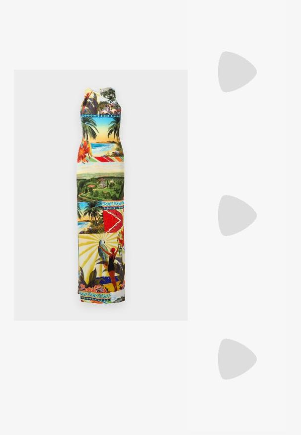 Maxi haljina s živopisnim grafičkim uzorkom tropskih krajolika, ptica i cvijeća; bez rukava, s okruglim izrezom, višebojna.; Crne kožne slingback visoke potpetice s šiljastim nosom, podesivim trakama i elegantnim stiletto potpeticama, s glatkom završnom obradom.; Crna kožna torba s okruglim oblikom, mekim teksturom i čvorastom ručkom s zlatnim metalnim detaljima. Zatvaranje na patentni zatvarač.; Par zlatnih metalnih naušnica nepravilnog ovalnog oblika s teksturiranom, blago kovanom površinom na bijeloj pozadini.