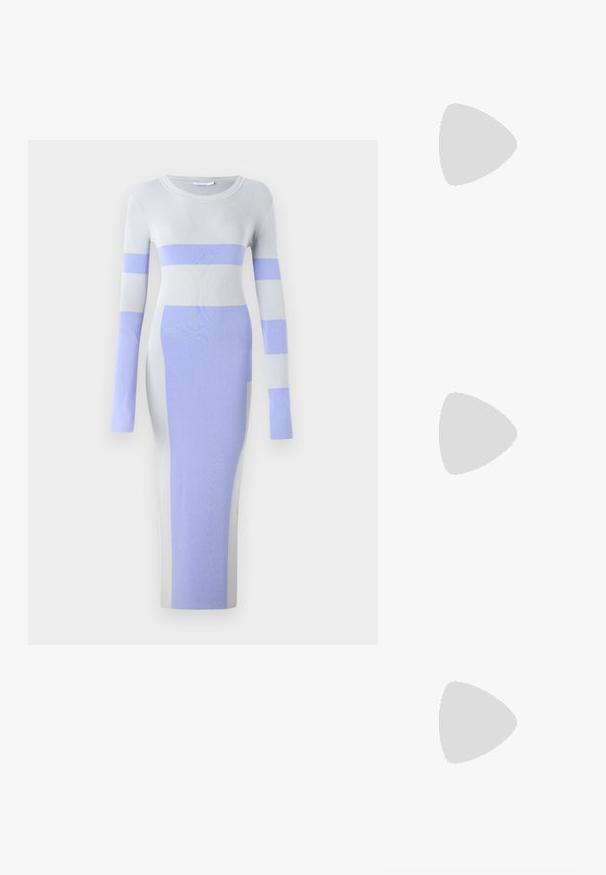 Patrizia Pepe Svetríkové šaty - glass grey/sky; Čierne slingback topánky s ostrou špičkou a nízkym opätkom, vyrobené z hladkej kože a s výrezmi na boku pre lepšiu priedušnosť.; Čierna kožená kabelka s štruktúrovaným dizajnom, dvojitými hornými uchopiteľmi, zlatým prackovým akcentom a embosovaným logom značky na prednej strane.; Triumf kovových prsteňov: jeden v ružovom zlate, jeden zlatý s textúrovanými akcentmi a jeden strieborný, všetky s gravírovaným logom na vnútornej strane.