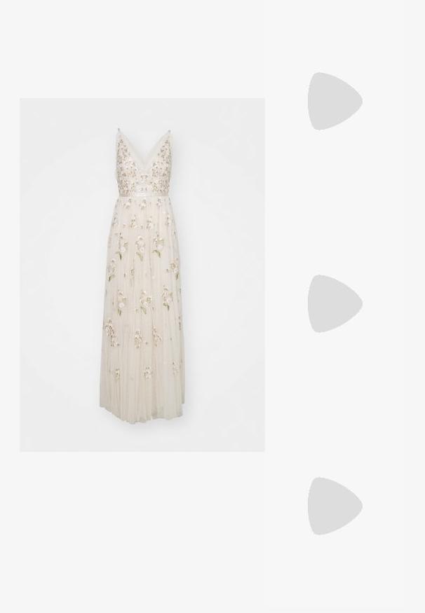 Needle & Thread POSY GOWN - Apģērbs svinīgiem gadījumiem - cream; Bēšas augstpapēžu sandaļi ar pītas faktūras dizainu, kas ietver dekoratīvu ziedu un potītes siksnu. Kvadrātveida papēdis nodrošina stabilitāti.; Brūna teksturēta ādas plecu soma ar zelta ķēdes siksnu un atloka aizdari. Priekšpusē ir logotipa detaļa un kabata zem atloka.; Sudraba riņķa auskariem ir gluda, noapaļota forma ar plānu profilu un drošu aizdari. Minimālistisks stils ar izpolētu apdari.