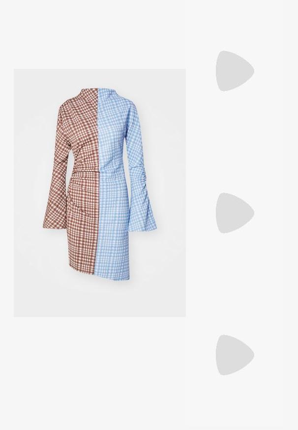 Stine Goya FELINE CHECKERED - Vestido de punto - brown; Mocasines de cuero marrón con suela plana, un diseño de costura y un detalle de hebilla en tono dorado en la correa sobre el empeine.; Bolso bandolera de cuero marrón con patrón de logotipos, correa de cadena dorada, cierre de cremallera y detalles en dorado. Forma compacta y rectangular.; Reloj de metal dorado con una esfera rectangular que presenta una esfera de mármol verde. Bezel octagonal y pulsera con eslabones.