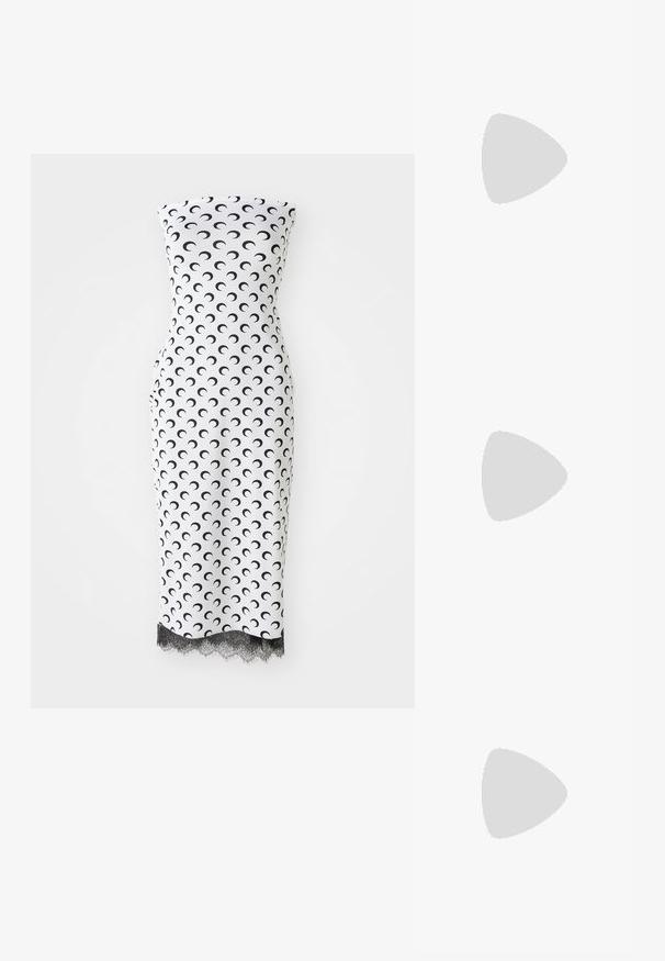 Robe ajustée sans bretelles, en tissu blanc avec un motif de croissant de lune noir, bordée de dentelle à l'ourlet, longueur genou et texture lisse.; Mules à talons hauts en cuir noir, avec un design à bout ouvert, pointu, texture lisse et un fin talon aiguille.; Nanushka THE ORIGAMI LARGE - Cabas - off white/tan/creme; Robe rouge profond à col bénitier, avec une texture lisse. Présente un collier de perles avec un accent en argent décoratif au centre.