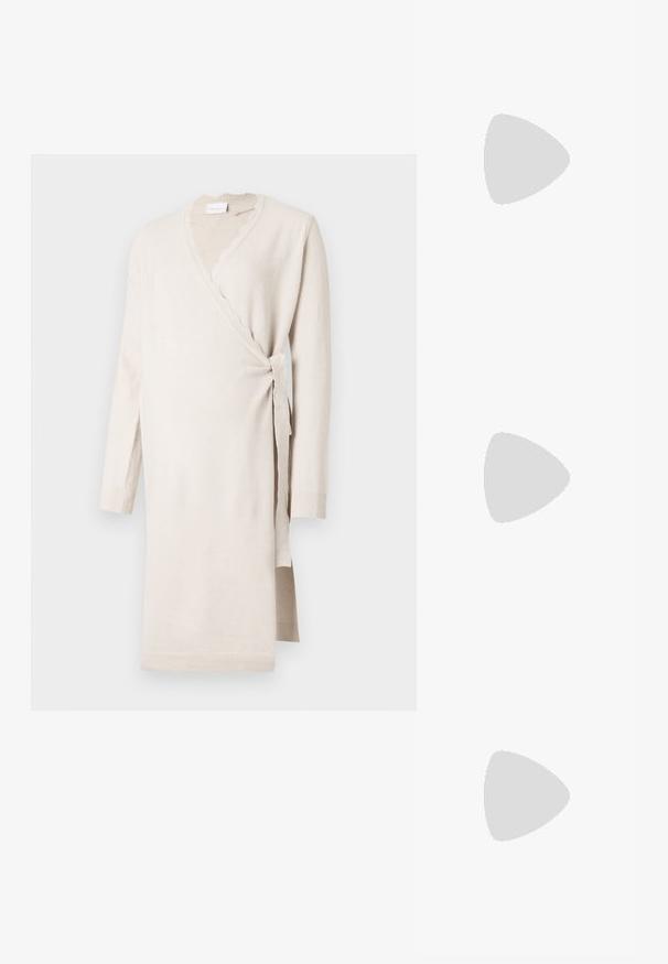 Bézs színű, puha anyagból készült átkötős ruha, fodros dekoltázzsal, hosszú ujjakkal és oldalt megkötővel. Hosszú szabású, bordázott mandzsettákkal.; Fekete pántos szandál négyzetes orral és alacsony blokk sarkal. Több vékony pánttal és állítható boka pánttal rendelkezik. Sima bőrből készült.; Fekete bőr keresztpántos táska, sima textúrával, téglalap alakú és fém lánc részlettel az elején. Állítható pánttal ellátva.; Ezüst karika fülbevalók, letisztult, kerek formával, sima felülettel és látható díszítés nélkül. A átmérő nem megadott.