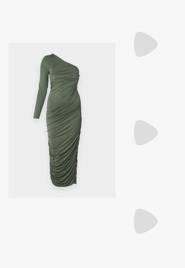 Vestido verde-oliva de mangas longas com design de um ombro só, apresentando detalhes franzidos ao longo da frente e do lado para textura e contorno.; Botim de tornozelo em pele sintética preta com bico apontado e salto bloco de altura média. Textura suave e design minimalista.; Óculos de sol oversized pretos com lentes degradê, armações grossas e detalhes em corrente dourada nas hastes.; Bolsa preta com forma estruturada, textura suave e um fecho metálico. Combinada com calças largas pretas e sandálias de salto aberto sobre um chão de madeira.
