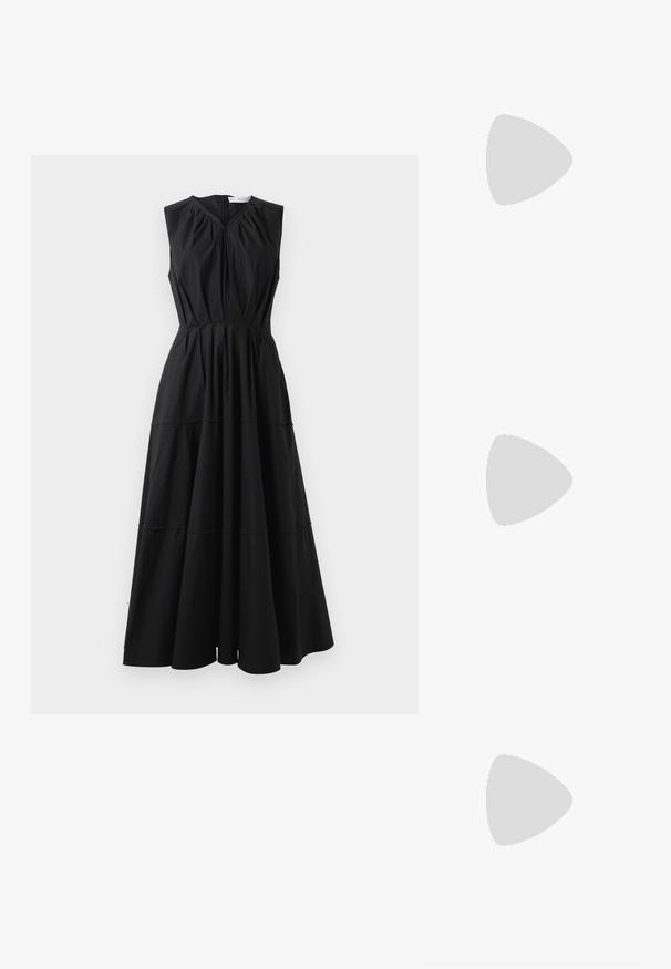 Musta hihaton mekko, jossa on V-pääntie, volyyminen vartalo-osa ja kerroksellinen hameen muotoilu. Valmistettu sileästä kankaasta, jossa on hienovarainen kiilto. Takana vetoketjukiinnitys.; Musta kapea nilkkakorkokenkä krokotiilin nahkakuviolla, joka on varustettu tyylikkäällä muotoilulla, korkealla stiletto-korkealla ja sileällä mustalla sisäosalla.; Musta nahkainen käsilaukku, jossa on kaareva muotoilu, hopeiset niitit, solki ja kaksi sivutaskua. Säädettävä olkahihna erilaisiin kantovaihtoehtoihin.; Korvakorut kultasävytteistä metallista, joissa on kaareva, pitkänomainen muoto. Ominaisuuksiin kuuluu sileä, kiiltävä pinta ja pyöreä kärki lisäyksinä.