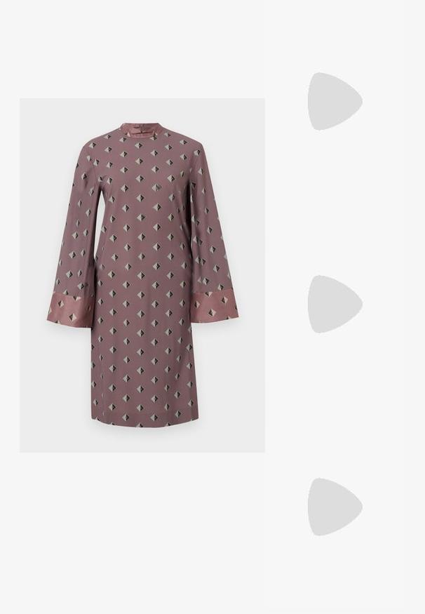 Langärmliges Kleid aus staubrosa Stoff mit einem geometrischen Diamantenmuster in Dunkelgrau und Schwarz, versehen mit kontrastierenden Satinmanschetten.; Schwarze Lederkampfstiefel mit hohem Schaft, runder Zehenpartie, dickem strukturiertem Absatz, silbernen Hardware-Akzenten und markantem Profil.; Weiße Sonnenbrille mit braunen Gläsern, ovale Form, aus glattem Kunststoff, mit grauen Akzenten an den Bügeln und einem Logo auf dem Rahmen.; Klättermusen HRID ACCESSORY BAG 3L UNISEX - Umhängetasche - clay