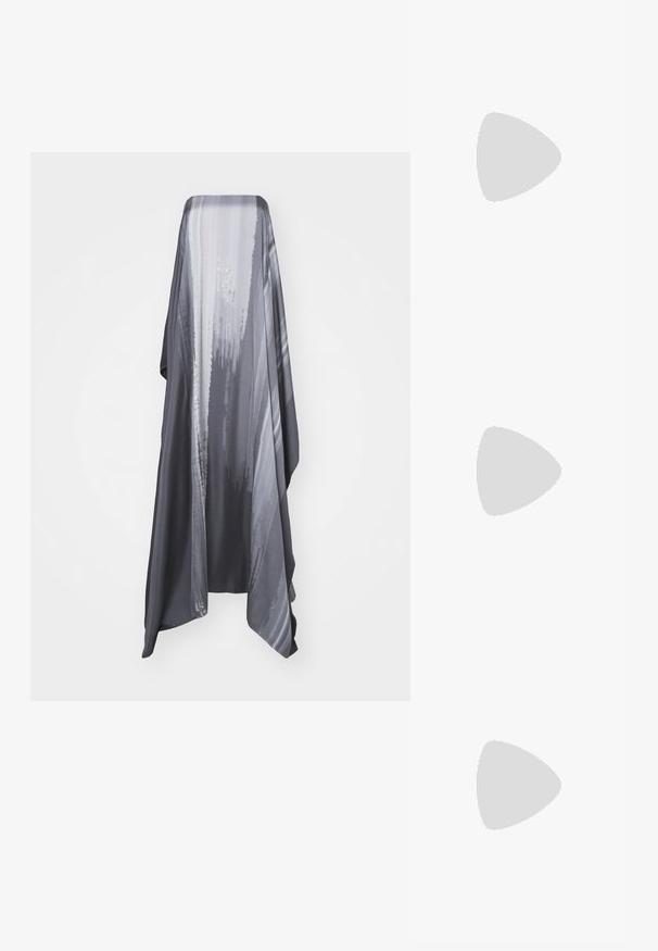 Grijze, patronen omslag gemaakt van een gladde, lichte stof. Heeft een gradient ontwerp met verticale strepen in verschillende tinten grijs.; Zwarte flip-flop sandaal met een glanzende afwerking, voorzien van een dunne band en een kleine decoratieve accent op de teenpost. Plat voetbed ontwerp.; Witte leren schoudertas met een gevouwen klep aan de voorkant, gebogen shape en een verstelbare schouderband. Bevat een subtiel logo aan de voorkant.; Gouden creolen met een gladde, glanzende afwerking. Circulaire vormgeving met een kleine post en een doorzichtige achterkant voor een veilige draagervaring.