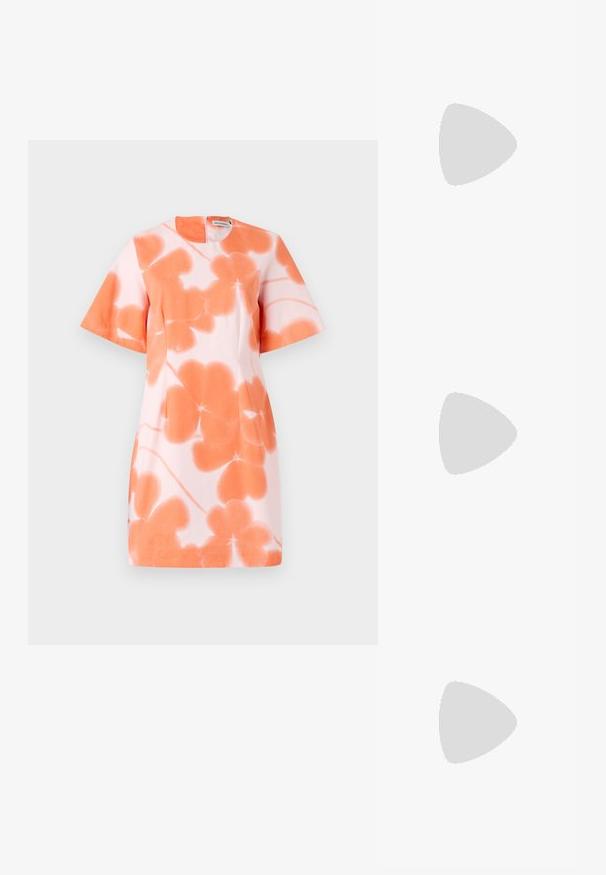 Sukienka z krótkim rękawem w jasnoróżowym kolorze, z kwiatowym wzorem w odcieniach pomarańczu. Prosty, zaokrąglony dekolt i prosty krój.; Czarne skórzane szpilki typu slingback z ostrym noskiem, posiadające smukły obcas i złoty akcent na regulowanym pasku. Gładka tekstura.; Czarna skórzana torebka o strukturalnym designie, z przyciętą formą, górnym uchwytem i złotymi akcentami. W zestawie regulowany pasek na ramię.; Srebrne kolczyki-hoop o gładkim, zakrzywionym designie. Posiadają błyszczące metaliczne wykończenie i zapięcie na sztyft. Brak widocznych wzorów lub akcentów.