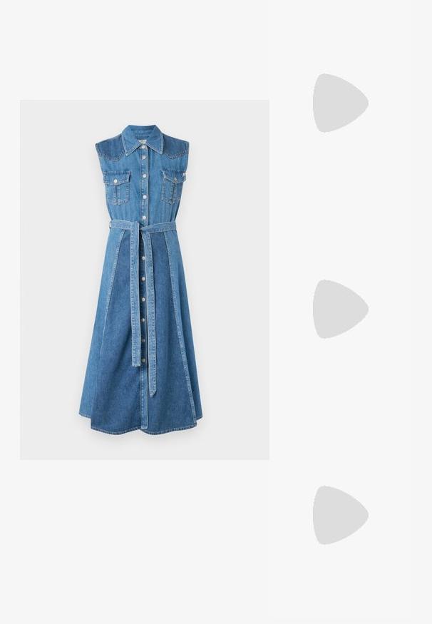 Denim srajčna obleka s ovratnikom, brez rokavov, dvema žepoma na prsih, pasom in dolžino do sredine stegen z razširjenim robom. Svetlo modra barva.; Črne usnjene gležnarske čevlje z gladko teksturo, koničastim nosom in debelim visokim petam. Imajo stransko odprtino in minimalističen dizajn.; Črna usnjena torbica s srebrnim verižnim ročajem, ki ima okrasne krilate poudarke in belo šivanje ob spodnjem šivu.; Dve uhani v obliki kril, izdelani iz srebrno-tonskega kovine s prozornimi, okroglo izrezanimi kamenčki in zlatimi kovinskimi akcenti v plastenem dizajnu.