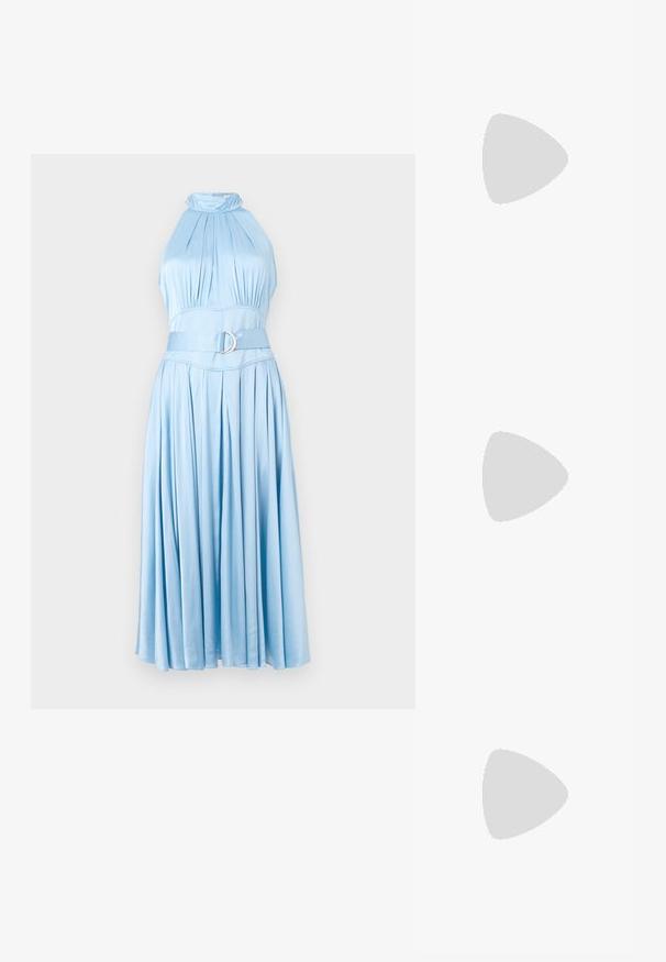 Gaiši zila halter-stila kleita no gludas auduma ar piegulošu augšdaļu, plisētu svārku un platu jostu ar sudraba apļa sprādzi.; Melna patent āda ar slīdošo papēdi un smailo purngalu, ar teksturētu čūsku drukājumu, regulējamu siksniņu un īsu teksturētu blokpapēdi.; Melnas ādas crossbody soma ar divām priekšējām kabatām, zelta sprādzēm, ar rāvējslēdzēju aizdari un šauru siksnu. Strukturēta virsma un kompakta taisnstūra forma.; Zeltītas auskaru rotas, kuru centrā ir taisnstūra formas caurspīdīgs kristāls, kas karājas zem mazu, apaļu caurspīdīgu akcentu rindas. Elegants, mūsdienīgs dizains.