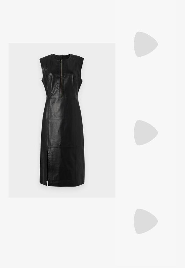 Robe sans manches en cuir noir avec un col haut, fermeture éclair à l'avant et fente sur le côté ; présente une silhouette ajustée et une texture lisse.; Sandales noires à talons avec un design de lanière mince, bout carré et un talon bloc de hauteur intermédiaire. Fabriquées en cuir lisse avec une finition mate.; Sac à main noir avec une texture tissée sur le dessus et un fond en cuir lisse, doté d'une chaîne de bandoulière et d'un emblème de logo.; Trois anneaux en métal : un en or rose, un en or avec des accents texturés, et un en argent, tous avec une gravure de marque à l'intérieur de la bande.