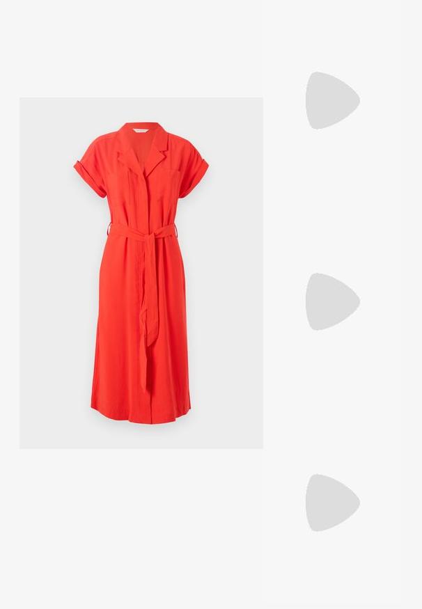 Piros ruházat, gallérral, rövid, feltekert ujjal, övvel és két elülső zsebbel. Simább anyag, laza szabás és midi hossz.; Fehér bőr, pántos, magas sarkú szandál, letisztult limezéssel, átlátszó blokk sarkakkal és díszítő elemmel a lábujjaknál.; Piros műanyag napszemüveg téglalap alakú kerettel, árnyékolt lencsékkel és arany logóval a szárakon. Simább, fényes felület.; Fehér szintetikus kézitáska, háromszög alakú, lapos előlap, masni részlettel, állítható pánttal, sima textúrával és minimalista dizájnnal.