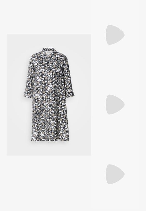 Kreklu stila kleita tumši zilā krāsā ar ziedu ģeometrisko rakstu uz gaiša fona. Garas piedurknes, līdz ceļiem, ar apkakli un priekšējo kabatu.; Melnas laka ādas apavi ar norādītu purngalu, blokveida papēdi un potīšu jostu, saskaņoti ar pelēkām ribotām kāju sildītājām un brūnu zamšādas svārku.; Melnas ādas rokassoma ar izliekta formu, noņemamu siksnu un zelta aksesuāriem. Somai ir vāciņš ar sprādzes detaļu.; Sudraba divu joslu gredzens ar gludu, pulētu virsmu. Iezīmējas ar plūstošu, izliekta dizaina struktūru ar pārklājošām sekcijām modernam izskatam.