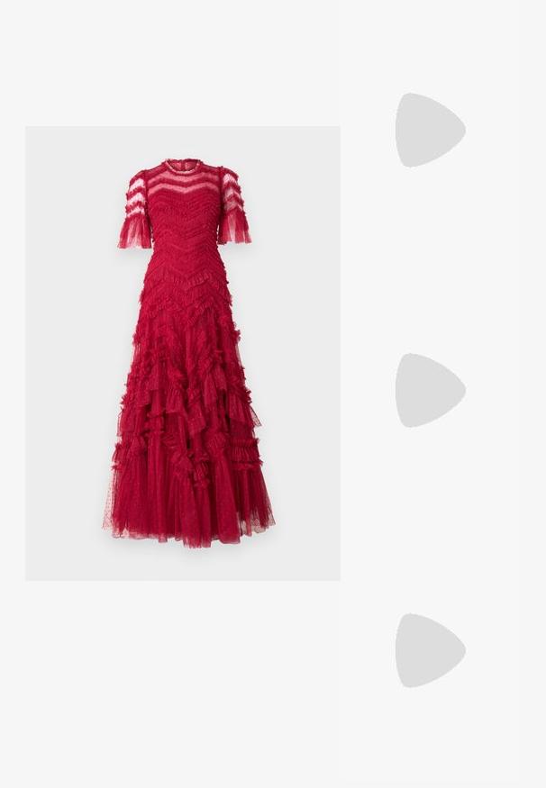 Needle & Thread ELIA SHORT SLEEVE GOWN - Ballkleid - red; Goldene Sandalen mit Absatz und geknoteter Vorderseite,„plissierter“ Textur und Knöchelriemen. Der Blockabsatz hat ein gerippte Design, das den Halt verbessert.; Schwarze Leder-Halbmondtasche mit einem goldenen Hardware-Akzent und einem Reißverschluss. Über einem grauen Pullover quer über den Körper getragen.; Goldfarbene Ohrstecker mit Knoten in gedrehter Ausführung. Jeder Ohrstecker verfügt über eine runde, transparente Rückseite für sicheren Halt.
