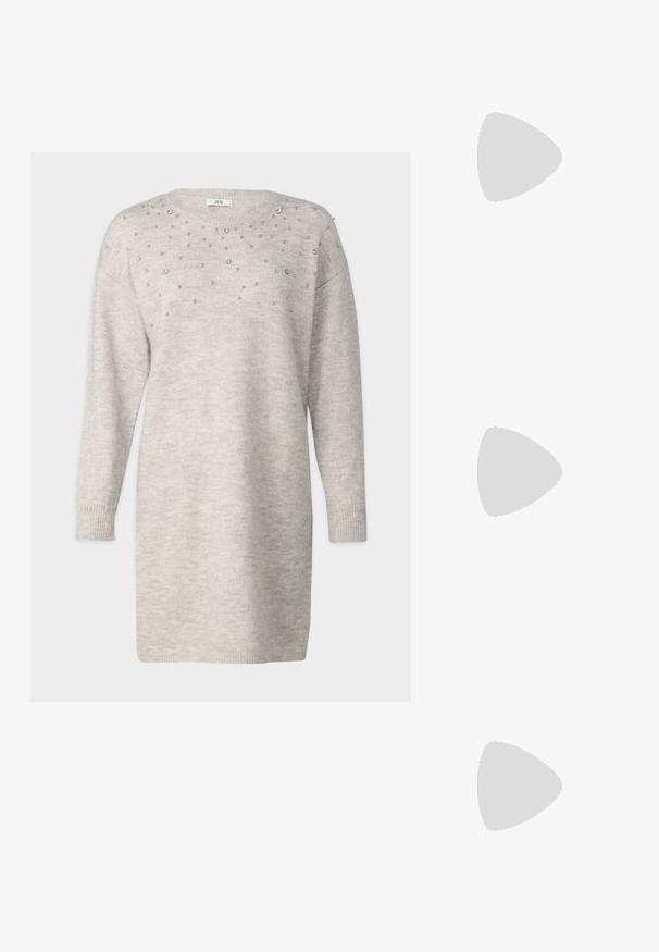 Pelēks adīts svārku kleita ar ribotām piedurknēm un apkakli, kas ir dekorēta ar izkaisītiem akmeņiem uz augšdaļas, lai piešķirtu papildu greznību.; Apspīlēta augstpapēžu kurpe ar zeltītu, sudrabi un neitrālu krāsu kombināciju. Spīguļojoša virsma ar izgriezuma dizainu, aprīkota ar stiletto papēdi.; Sudraba metāliska poga somiņa ar mīkstu, noapaļotu formu un mezgla augšējo aizdari. Izgatavota no gludas mākslīgās ādas materiāla.; Sudraba gredzenveida auskari ar minimālistisku dizainu. Cirkulāra forma, gluda tekstūra un plāns profils. Vieglu svaru ar spīdīgu apdari.