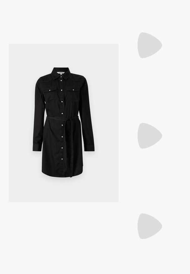 Robe chemise noire à manches longues en mélange de coton, avec un devant à boutons, deux poches poitrine et une ceinture amovible pour la mise en forme.; Chaussure slingback en cuir verni noir avec un embout pointu, des brides de cheville avec des boucles en argent et des éléments en métal, et un talon fin.; Sac à main en métal doré avec un design structuré, texture lisse et bandoulière ajustable. Présente une forme triangulaire unique et des coutures minimalistes.; Boucles d'oreilles dorées présentant des formes texturées et ondulées. Comprend des clips sculpturaux et un design de créoles ouvertes avec une finition martelée.