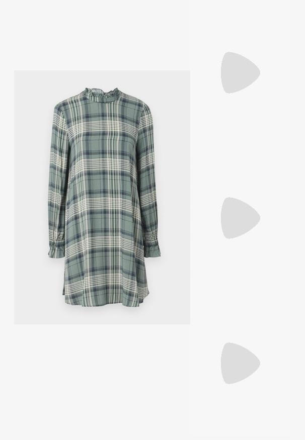 Ruudullinen mekko vihreänä, valkoisena ja tummansinisenä. Ominaisuuksiin kuuluu korkea kaula-aukko, jossa on röyhelöreunus, ja pitkät hihat, joissa on kerättyä reunusta. Pehmeä kangas, rento istuvuus.; Musta kiiltävä korkokenkä sandaalit neliönmuotoisella varpaalla, nilkkaremmillä ja hopeisilla soljilla. Varustettu tukevalla lohkokorkealla vakauden takaamiseksi.; Musta nahkainen käsilaukku, joka on kaareva muotoilultaan, irrotettavalla hihnalla ja kultaisilla yksityiskohdilla. Laukussa on läppä, jossa on solk yksityiskohta.; Kullanışlı bir ayarlanabilir yüzüğe sahip, üç belirgin zirveye sahip dokulu, dalgalı düzene sahip altın yüzük. Düzgün, parlak yüzey ve açık bant ile tasarlanmış.