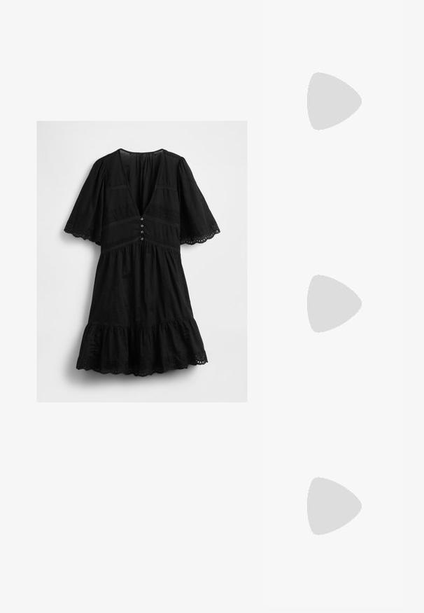 Zwart kortemouwen jurk met V-hals, knopen aan de voorkant, kantdetails en een golvende zoom en mouwranden.; Puntige hoge hak schoenen met een zilver, goud en nude kleurenschema. Glanzende afwerking met uitsnijdingen en een stiletto hak.; Zilveren metalen pouch bag met een zachte, afgeronde vorm en een geknoopte sluiting aan de bovenkant. Gemaakt van soepel faux leren materiaal.; Zilveren creolen met een gedraaide ontwerp, voorzien van een gepolijste afwerking en een post-back sluiting. Meet ongeveer 3 cm in diameter.