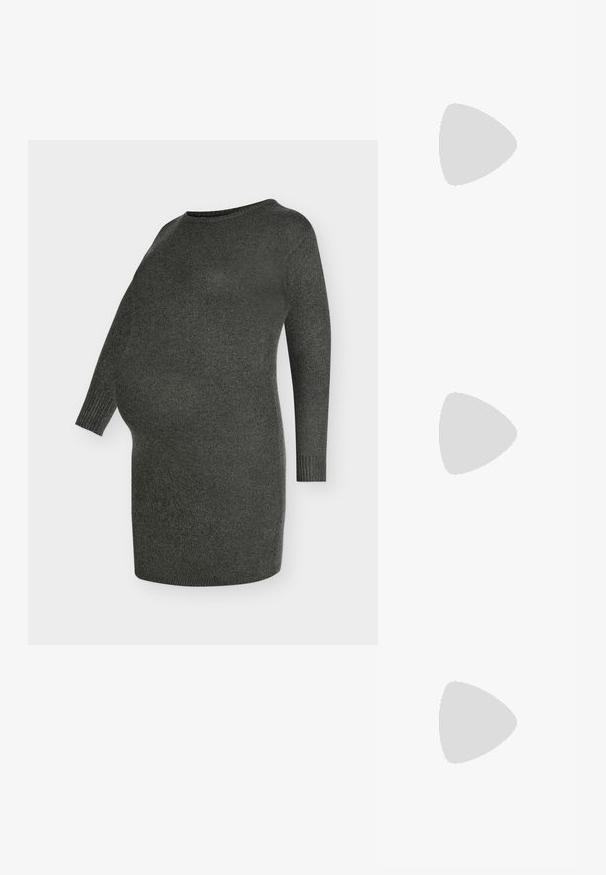 Ένα φόρεμα εγκυμοσύνης από σκούρο γκρι πλεκτό ύφασμα, με λαιμόκοψη στρογγυλή, μακριά μανίκ�ια και χαλαρή εφαρμογή για άνεση, σχεδιασμένο για να ανταποκρίνεται στην ανάπτυξη της κοιλιάς.; Μαύρα παπούτσια γοβάκια από πατενταρισμένο δέρμα με γωνιαστό μπροστινό μέρος, στρογγυλή κοπή και τετράγωνο τακούνι. Διαθέτουν μια χρυσή αγκράφα ως διακοσμητικό στοιχείο.; Μαύρα υπερμεγέθη γυαλιά ηλίου με κλειστή βαθμίδα φακού, παχιά σκελέτη και λεπτομέρειες από χρυσή αλυσίδα στις βραχίονες του σκελετού.; Μαύρη τσάντα ώμου από συνθετικό υλικό, με απλό ορθογώνιο σχέδιο, χρυσές τετράγωνες λεπτομέρειες και διπλές λαβές.