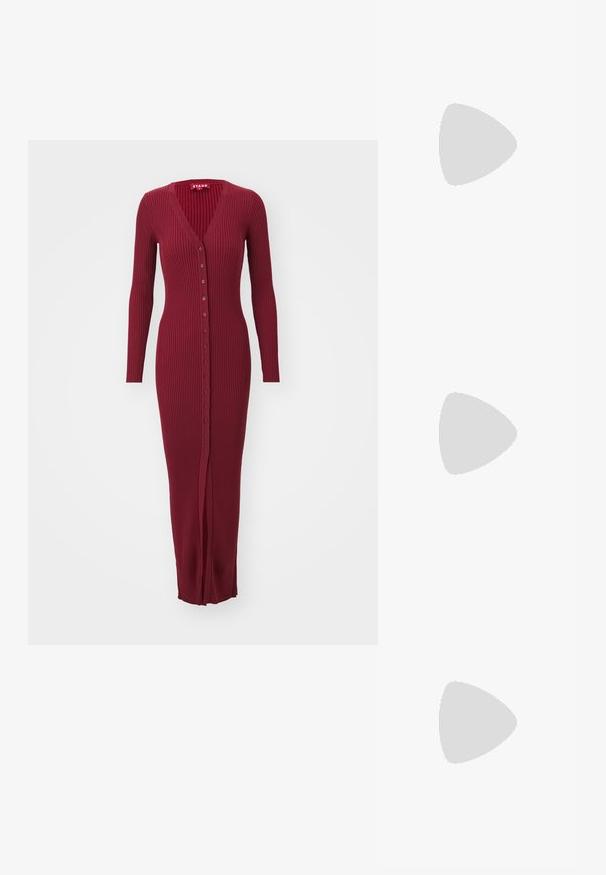 STAUD MAXI SHOKO - Strickkleid - syrah; Goldene, metallische Slingback-Absätze mit spitzem Zeh und dicker Ferse. Glatte Textur, minimalistisches Design und ein schmaler Riemen.; Schwarze Lederhandtasche mit geschwungener Form, abnehmbarem Tragegurt und goldenen Beschlägen. Die Tasche verfügt über einen Deckel mit einer Schnallen-Details.; Ohrringe aus goldfarbenem Metall mit einem schlanken, geschwungenen Design. Sie verfügen über eine markante, spitze Form, eine polierte Oberfläche und einen Scharnierverschluss.