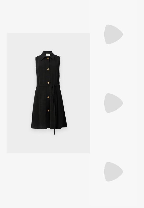 Czarna sukienka bez rękawów z kołnierzykowym dekoltem, złotymi guzikami zdobionymi na przodzie oraz tkaninowym paskiem w talii. Gładka tekstura i kształt w literę A.; Czarne skórzane szpilki z wąskim noskiem i smukłym obcasem, o gładkiej fakturze i klasycznej sylwetce.; Czarna torebka z lakierowanej skóry o prostokątnym kształcie, z łańcuszkowym paskiem i charakterystycznym akcentem ze sprzętem na środku. Gładka tekstura.; Srebrne kłódki w kształcie serca z wygrawerowanymi napisami "TAK" i "NIE", polerowane wykończenie, symetryczny design oraz mocny metalowy zamek.