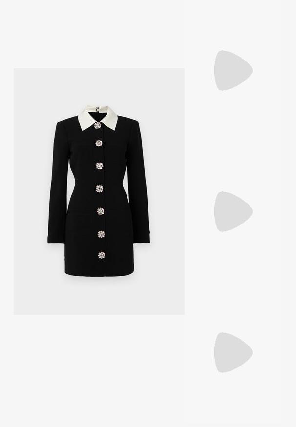 Cinq à Sept SHERYL DRESS - Kasdienė suknelė - black/ivory; Juodas medvilninis marškinėliai trumpomis rankovėmis ir apvaliu kaklu, su baltais siuvinėjimais "Café de Karl" krūtinėje.; Juodi odiniai slingback kulniukai su smailiu pirštu, siauru kulnu ir dekoratyvine sagtimi viršuje. Lygus paviršius ir elegantiškas dizainas.; Juoda ir balta dryžuota rankinė su struktūrizuota forma, turinti viršutinę rankeną, nuimamą grandinėlės dirželį ir metalinį logotipo akcentą.
