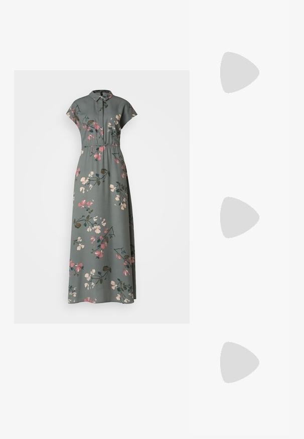 Abito lungo in tessuto verde con motivi floreali in tonalità di rosa e crema, colletto e maniche corte. Dettaglio in vita elasticizzata.; Décolleté in vernice nera con punta affusolata e tacco in geometria cubica. Presentano un design elegante e minimalista, con una texture liscia.; Borsa a tracolla nera in pelle con una forma curva, manico rimovibile e accessori dorati. La borsa presenta una patta con un dettaglio a fibbia.; Anello doppio in argento con superficie liscia e lucida. Presenta un design fluido e curvo con sezioni sovrapposte per un aspetto moderno.