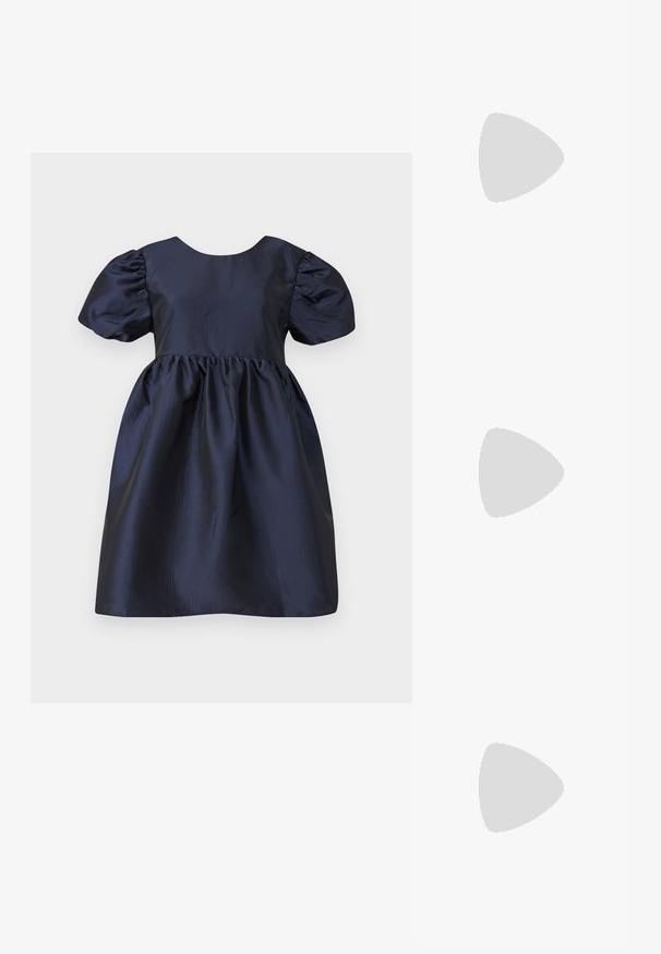 Sister Jane POINTE MINI DRESS - Koktélruha / Partiruha - navy; Fekete lakk bőr szandálkés magas sarkú cipő, hegyes orral és geometrikus tömbsarkakkal. Karcsú, minimalista dizájn és sima textúra jellemzi.; Fekete bőrtáska ívelt formával, levehető pánttal és arany színű fémrészekkel. A táskán egy csattal díszített fedél található.; Aranyszínű fülbevalók, texturált, hullámos formákkal. Tartalmazza a szobrászati klipszes studokat és az open hoop kialakítást, kalapácsos felülettel.