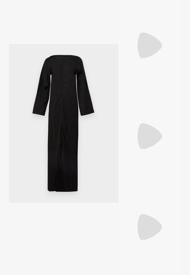 Čierne dlhé šaty s hranatým výstrihom, vyrobené z textúrovanej tkaniny, s asymetrickým dizajnovým detailom na jednom rukáve.; Čierne slingback topánky s ostrou špičkou a nízkym opätkom, vyrobené z hladkej kože a s výrezmi na boku pre lepšiu priedušnosť.; Čierna kožená ramenná taška so mäkkou textúrou, trojuholníkovým tvarom a nastaviteľným popruhom, skombinovaná s svetlomodrou pruhovanou košeľou a bielymi nohavicami.; Triumf kovových prsteňov: jeden v ružovom zlate, jeden zlatý s textúrovanými akcentmi a jeden strieborný, všetky s gravírovaným logom na vnútornej strane.