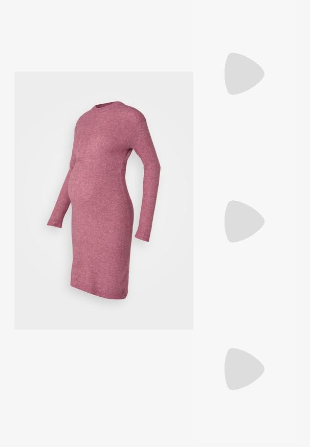 Robe de grossesse en tricot à manches longues en tissu rose doux et texturé, présentant un corsage ajusté et une légère évasement à l'ourlet.; Des sandales noires à talons hauts avec des fines lanières au design noué, un bout carré lisse et un talon aiguille élégant.; Sac à main en métal gris clair avec une bandoulière en chaîne, orné de petits clous métalliques ronds et d'un logo de marque triangulaire.; Boucles d'oreilles en argent avec une finition lisse et brillante. Forme arrondie, conception légère, avec un fermoir à tige.