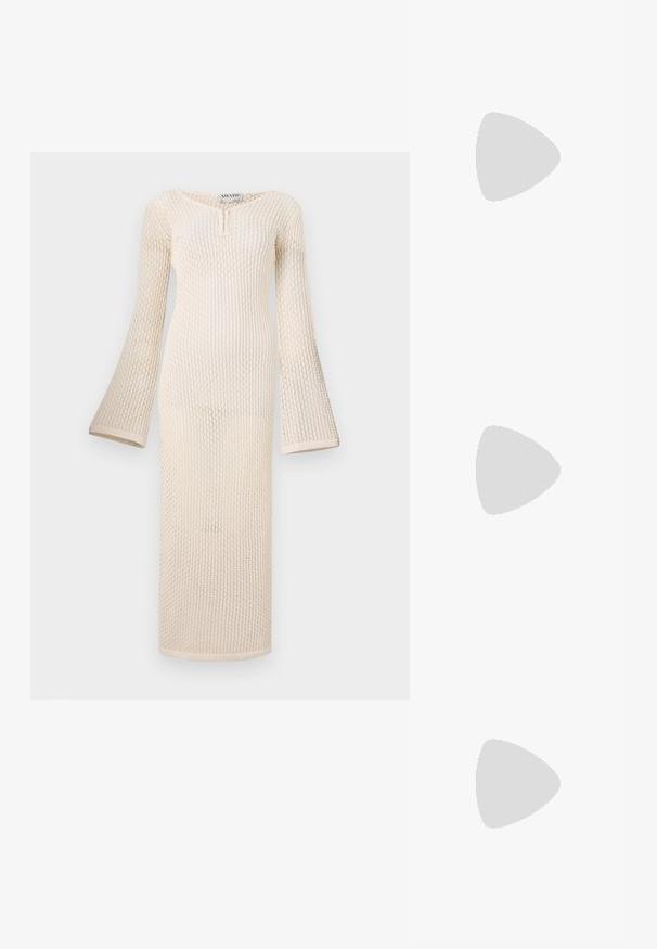 Garais piedurkņu, krēmkrāsas adīts kleita ar teksturētu rakstu, izceļas ar henley kakla izgriezumu un platām piedurknēm, sasniedzot vidus teļa garumu.; Balta kokvilnas T-krekls ar lielu, spilgti sarkanu omāru grafiku uz priekšu. Īsas piedurknes un standarta apļveida kakla dizains.; Balti augstie kanvas sporta apavi ar melnu gumijas zoli, priekšējo gumijas purngalu un sešām acīm lencēm, kuriem ir tīrs, minimālistisks dizains.; Sarkans ādas rokassomi ar stūrainu, ģeometrisku dizainu. Iekļauj vienu regulējamu siksnu un vāku ar izšūtu detaļu.