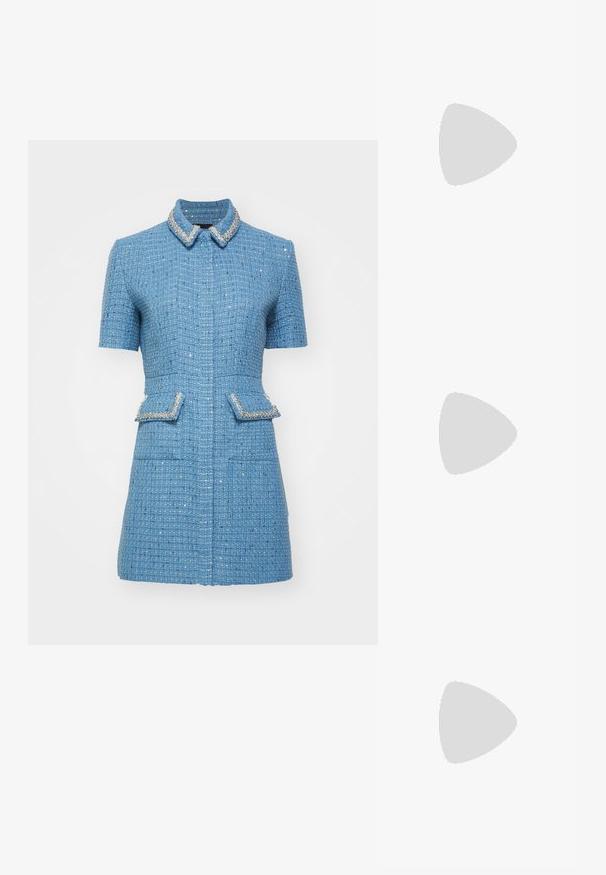 Maje RILYA - Skjortekjole - bleu; Metallisk sølv høye hæler sandal med åpen tå, med tre tynne stropper over foten og en ankelstropp med spenne.; Lauren Ralph Lauren CROSSHATCH LEATHER SMALL FARRAH SATCHEL - Håndveske - cornflower blue; Gullfarget metalløredobber med et elegant, buet design. Har en karakteristisk spiss form, polert overflate og hengsel-lukking.