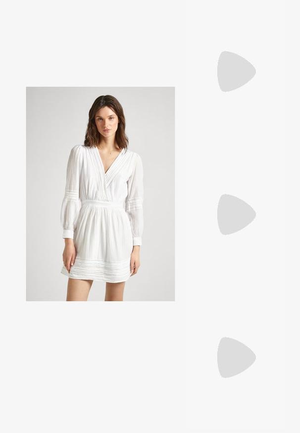 Balta suknelė su ilgomis pūstomis rankovėmis, giliu V formos iškirpimu ir tekstūruotu audiniu. Turinti susiaurintą juosmenį ir dekoratyvinius horizontalius siūlus.; Auksiniai, metaliniai slingback aukštakulniai bateliai su smailiu pirštu ir masyviu kulnu. Lygus paviršius, minimalizmo dizainas ir siaura juostelė.; Juodas odinis krepšys su išlenkta forma, nuimamu dirželiu ir auksiniais detalėmis. Krepšys turi kilpą su sagtimi.; Auksinės spalvos žiedas, turintis organišką, sukimosi dizainą su lygiu paviršiumi ir siaurėjančiais galais, sukuriantis modernią skulptūrinę išvaizdą.