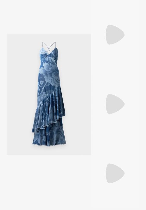Rochie florală albastră cu un design cu volane stratificate, bretele subțiri și o finisare texturată. Prezintă un model floral îndrăzneț și o margine rozătoare.; Pantofii cu toc înalt, ascuțiți, de culoare neagră, cu textură de piele de crocodil, având un design elegant, toc în stil stiletto și interior neted de culoare neagră.; Geantă de piele neagră cu un design curbat, dotată cu studuri argintii, o cataramă și două buzunare laterale. Curea ajustabilă pentru opțiuni de transport.; Cercei din metal auriu, cu un design curbat și alungit. Au o suprafață netedă și strălucitoare, cu un vârf rotunjit pentru un detaliu suplimentar.