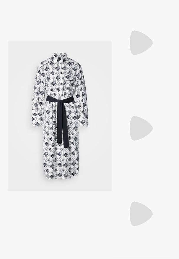 Robe blanche avec un motif géométrique noir, manches longues, patte de boutonnage et une ceinture sombre assortie à la taille.; Talons hauts en cuir noir avec un bout pointu, dotés d'un talon fin et d'un accent en ton or sur la lanière réglable. Texture lisse.; Sac à main en cuir noir avec un design structuré, featuring une forme cropped, une poignée supérieure et des accents en matériel doré. Bandoulière réglable incluse.; Boucles d'oreilles en argent avec un design lisse et courbé. Présentent une finition métallique brillante et une fermeture à clou. Pas de motifs ou d'accents visibles.