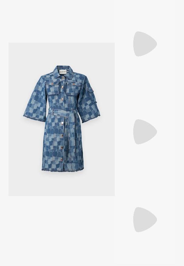 Denim obleka s karirasto zasnovo v različnih odtenkih modre, gumbi spredaj, dvema žepoma na prsih, širokimi rokavi in razfranjenim robom.; Bela kratka majica s kratkimi rokavi iz rebrastega materiala. Okrogla ovratnica, običajen kroj in subtilni šivi. Brez vzorcev ali grafik.; Črne usnjene balerinke z zaobljenim nosom, gladko teksturo, minimalnimi šivi in fleksibilno zasnovo podplata.; Rjava usnjena torbica s poklopcem, zlato obarvani okovi, naramnica in gladka tekstura. Kompaktna pravokotna oblika.