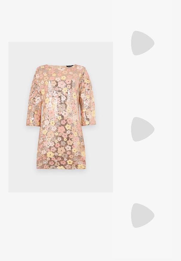 Abito di paillettes con un motivo floreale nei toni del rosa, giallo e oro. Presenta maniche a tre quarti e un colletto rotondo. Superficie testurizzata.; Scarpe slingback in vernice nera con punta appuntita, dettaglio in metallo argentato e tacco basso a blocco. Texture liscia e lucida in tutto l'oggetto.; Borsa a tracolla nera in pelle con una texture liscia, forma rettangolare e dettaglio in catena metallica sul davanti. Inclusa una tracolla regolabile.; Orecchini a goccia in argento con perno quadrato, caratterizzati da una finitura liscia e lucidata e da una forma a goccia, che riflettono la luce grazie a una superficie lucida.