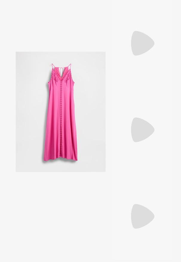 Vestido maxi sin mangas de color rosa con puntilla, bordado floral en el cuerpo, tirantes finos y un lazo en la parte posterior con abertura.; Zapato de tacón alto con punta afilada en una combinación de colores plateado, dorado y nude. Acabado brillante con diseño recortado, que presenta un tacón de aguja.; Bolsa de pouch metálica plateada con una forma suave y redondeada y un cierre en la parte superior con un nudo. Hecha de un material de imitación de cuero suave.; Pendientes de aro de plata con diseño retorcido, que presentan un acabado pulido y cierre de presión. Miden aproximadamente 3 cm de diámetro.