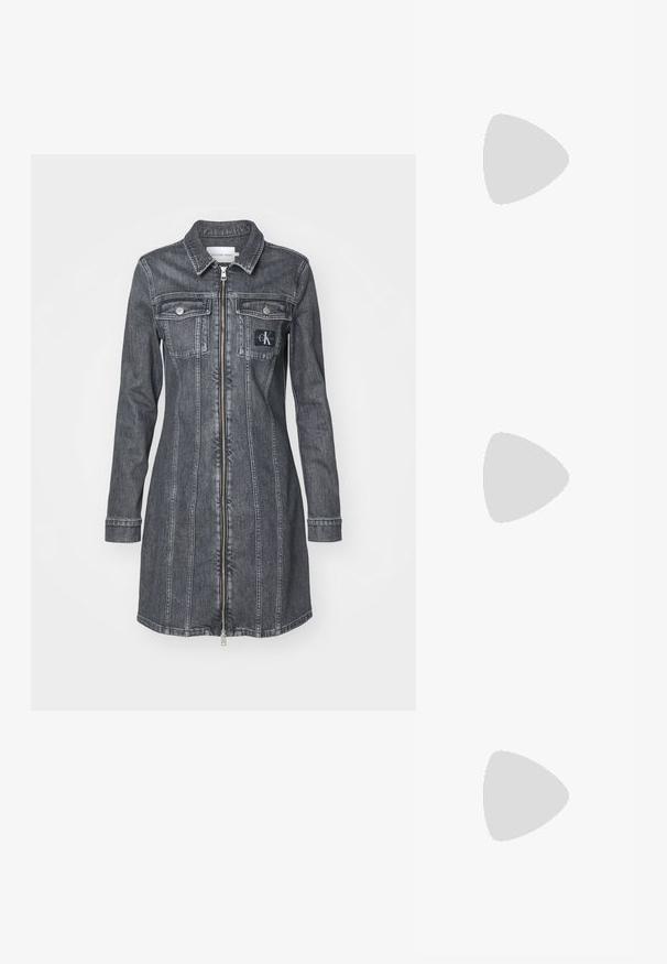 Φόρεμα τζην σε σκούρο γκρι χρώμα, με μακριά μανίκια, μπροστινό φερμουάρ και δύο τσέπες στο στήθος. Περιέχει κέντημα με το λογότυπο CK και κατακόρυφες ραφές.; Λευκή εφαρμοστή αμάνικη μπλούζα από ριγέ ύφασμα, με στρογγυλή λαιμόκοψη και κόκκινες λεπτομέρειες στις άκρες. Περιλαμβάνει το λογότυπο Calvin Klein.; Μαύρο δερμάτινο ψηλοτάκουνο παπούτσι με μυτερή μύτη, λεία υφή και κοφτό τακούνι. Μινιμαλιστικός σχεδιασμός, χωρίς επιπρόσθετες διακοσμήσεις.; Μαύρη δερμάτινη τσάντα με δομημένο σχέδιο, διπλούς επάνω χειρολαβές, χρυσή αγκράφα διακόσμηση και ανάγλυφο λογότυπο μπροστά.