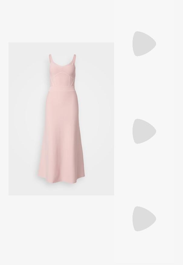 Roževa maxi obleka s prilegajočim bodicem, širokimi naramnicami in razširjenim krilom. Narejena iz mehke, teksturirane tkanine s šivi.; Črne natikače s trakovi in kvadratnim prstom ter nizkim blokastim peto. Imajo več tankih trakov in nastavljiv trak okoli gležnja. Narejene so iz gladkega usnja.; Črna usnjena torba čez ramo z gladko teksturo, pravokotno obliko in kovinskim verižnim detajlom spredaj. Vključena je nastavljiva naramnica.; Srebrn dvojni prstan z gladko, polirano površino. Ima tekoč, ukrivljen dizajn z prekrivajočimi se sekcijami za sodoben videz.