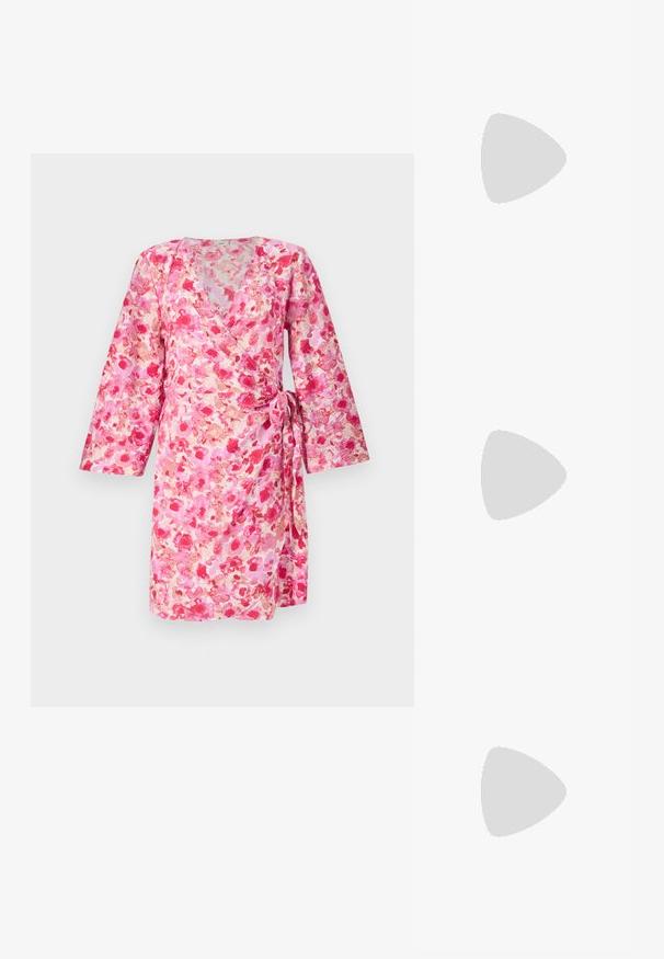Robe portefeuille florale rose à manches longues, en tissu léger, avec un lien à la taille et un décolleté en V profond.; Chaussure à talon aiguille à bout pointu avec un schema de couleurs argent, or et nude. Fini brillant avec un design découpé, dotée d'un talon stiletto.; Pochette en métal argenté avec une forme douce et arrondie et un fermoir en haut noué. Fabriquée en simili cuir lisse.; Boucles d'oreilles en argent en forme de créoles avec un design torsadé, dotées d'une finition polie et d'une fermeture à poussoir. Mesurent environ 3 cm de diamètre.
