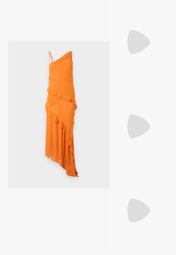 Oransje asymmetrisk kjole med et elegant drapert design, som har en volangdetalj og tynne justerbare stropper. Glatt tekstur, lett stoff.; Hvite hælesandaler med tynne stropper, firkantet tå og 5 cm stiletthæl. Har en justerbar ankelstrop med metallspenne.; Skilpaddeskall solbriller med en rund, kraftig ramme og brune linser. Har subtile mønstre og rett, avsmalnende armer.; Svart skinnveske med teksturert overflate, som har to håndtak på toppen, en avtagbar skulderrem og detaljer med sølvspenne.