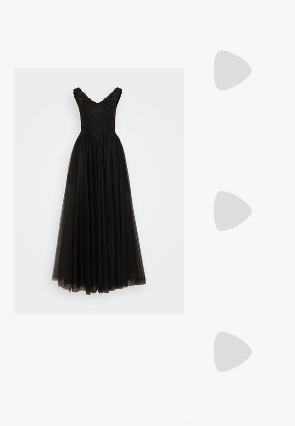 Rochie de seară neagră cu decolteu în V, corset complex brodat cu mărgele și fustă din tul stratificată. Prezintă accente din dantelă la umeri și talie.; Cizme cu toc slingback din piele sintetică lacuită neagră, cu vârful ascuțit, un design cu decupaj rotunjit și toc bloc. Include un accent cu cataramă de culoare aurie.; Ochelari de soare negri, supradimensionați, cu lentile degradate, rame groase și detalii cu lanț de ton auriu pe brațele templului.; Genți negre cu o formă structurată, textură netedă și un închizător metalic. Asortată cu pantaloni negri largi și sandale cu vârf deschis pe un podea din lemn.