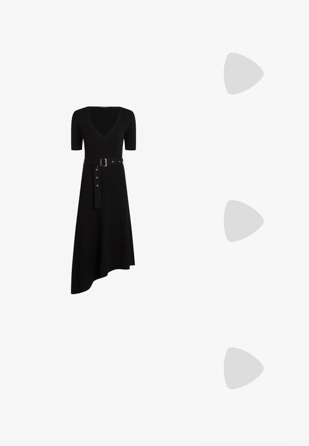 Juodas suknelė su raišteliu, V formos iškirpte, trumpomis rankovėmis ir diržu juosmeniui. Sijonas turi asimetrišką apatinę dalį ir sidabro spalvos detalės.; Juodos aukštakulnės sandalai pasižymi plonyčiais dirželiais su mazgo dizainu, lygiu kvadratiniu pirštu ir elegantišku stiletto kulnu.; Šviesiai pilka metalinė rankinė su grandinėlės dirželiu, papuošta mažais apvaliais metaliniais smeigėmis ir trikampiu prekės ženklu.; Sidabriniai lankelio formos auskarai su lygiu, blizgiu paviršiumi, išlenktos formos ir su užsegimu. Minimalistinio dizaino su moderniu apdaila.