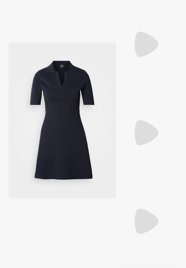 Navy krāsas īsām piedurknēm polo kleita ar V veida kakla izgriezumu, pieguļošu augšdaļu un izplestu svārku. Izgatavota no teksturētas auduma ar smalkām sānu šuvēm.; Melna ādas potītes zābaks ar norādītu purngalu un zemu kaķēnu papēdi, gluda apdare, sānu rāvējslēdzis, rādīts neitrālā fona.; Melna ādas rokassoma ar izliekta dizaina elementiem, zelta krāsas detaļām un augšējo rokturi. Iezīmējas ar elegantu aizdari un gludu faktūru.; Sudraba zieda formas auskari ar teksturētu apdari, ar garām uzkarsējošām daļām un ziedlapiņām līdzīgām detaļām, veidojot sarežģītu dizainu.