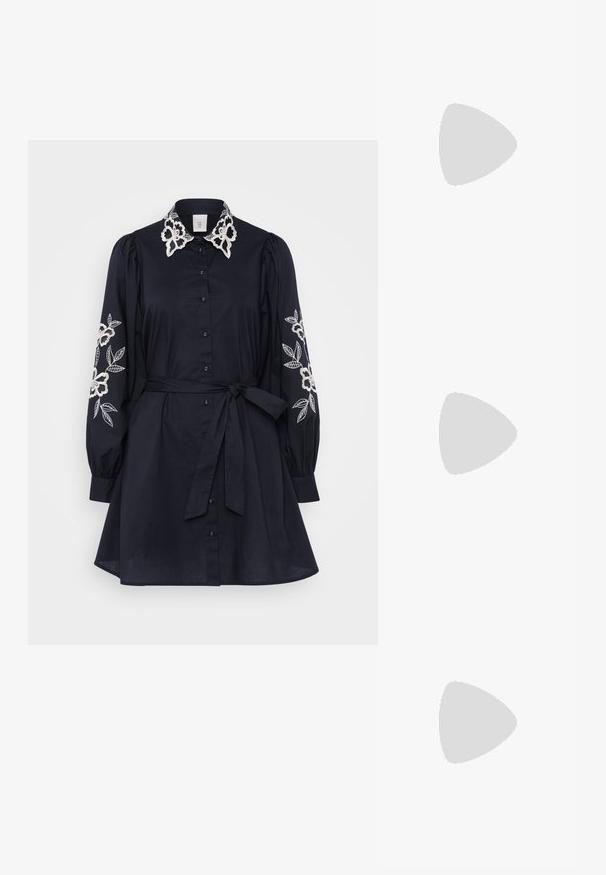 YAS Petite YASSYMELLE SHIRT DRESS - Kreklkleita - black; Melna ādas baleta kurpe, ar norādītu purngalu, minimālisma dizains, gluda tekstūra, zema papēža augstums, bez redzamiem aksesuāriem vai rotājumiem.; Melna ādas crossbody soma ar gludu faktūru, taisnstūrveida formu un metalizētu ķēdes detaļu priekšā. Iekļauta regulējama siksna.; Sudraba divu joslu gredzens ar gludu, pulētu virsmu. Iezīmējas ar plūstošu, izliekta dizaina struktūru ar pārklājošām sekcijām modernam izskatam.