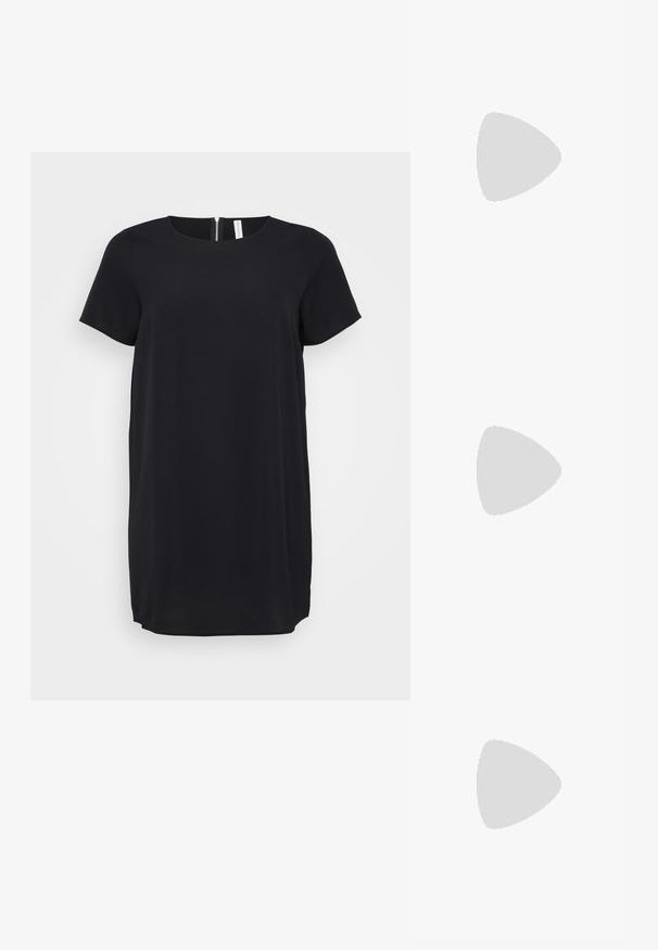 Robe noire à manches courtes avec un col rond et une fermeture éclair dissimulée au dos. Fabriquée en tissu lisse, elle a une coupe droite et une longueur au genou.; Ballerines noires en cuir, à bout pointu, design minimaliste, texture lisse, talon bas, sans matériel ni embellissements visibles.; Sac bandoulière en cuir noir avec une texture lisse, de forme rectangulaire et un détail en chaîne métallique à l'avant. Sangle réglable incluse.; Boucles d'oreilles en argent avec un clou carré, présentant une finition lisse et polie ainsi qu'une forme en goutte d'eau, réfléchissant la lumière grâce à une surface brillante.