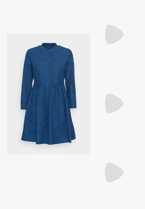 YAS YASBIM DRESS VIP - Vestido de dia - navy peony; Saltos slingback em verniz preto com bico pontiagudo e um pequeno salto bloco, apresentando um detalhe de fivela prateada na tira.; Óculos quadrados de plástico transparente com lentes translúcidas, apresentando detalhes em dourado nas hastes.; Bolsa de couro preta com forma curva, alça destacável e detalhes em dourado. A bolsa possui uma aba com detalhe de fivela.